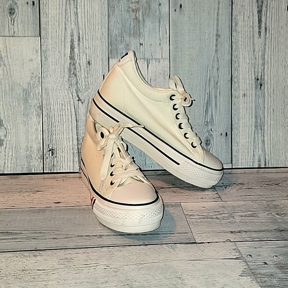 Wedge sneaker